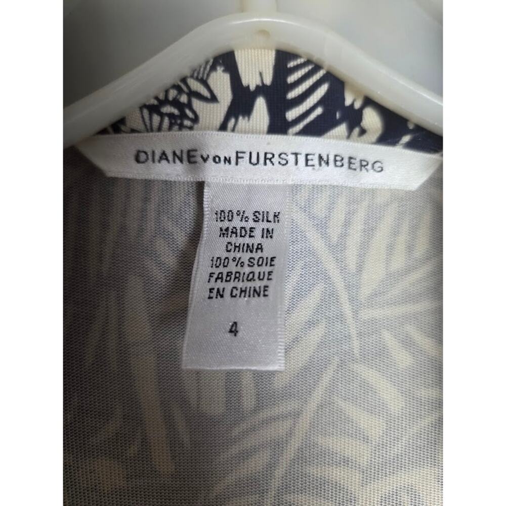 Diane von Furstenberg Blue White Greek Mythology 100% Silk Wrap Dress size 4 - Picture 10 of 12
